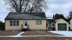 Pre-foreclosure in  W Gardner St New Hampton, IA 50659