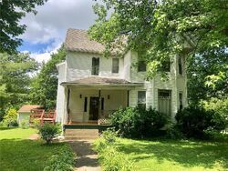 Pre-foreclosure in  Saint Louis St Hillsboro, IL 62049