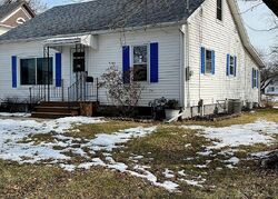Pre-foreclosure in  E 7th St N Newton, IA 50208