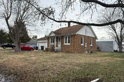 Pre-foreclosure in  N 7th St Altamont, IL 62411