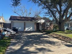 Pre-foreclosure in  Redfish Reef Dr Bacliff, TX 77518