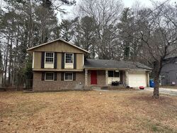 Pre-foreclosure in  Leisure Ln Atlanta, GA 30349