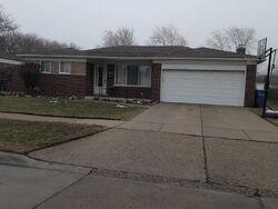  Dover Ave, Warren MI