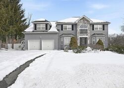 Pre-foreclosure in  Pine Vw New Windsor, NY 12553