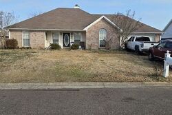 Pre-foreclosure in  OAK LAWN DR Pearl, MS 39208