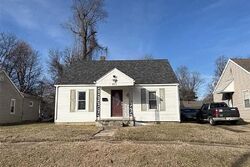 Pre-foreclosure in  Vernon Ave Sikeston, MO 63801