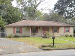 Pre-foreclosure in  Woodcliff Dr E Mobile, AL 36693