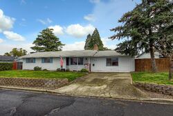 Pre-foreclosure in  Triangle Dr Central Point, OR 97502
