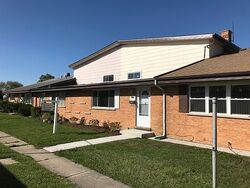Pre-foreclosure in  Park Ln Des Plaines, IL 60016