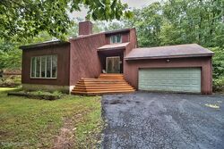 Pre-foreclosure in  Hallowood Dr East Stroudsburg, PA 18302