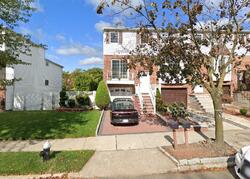 Pre-foreclosure in  Golf View Ct Staten Island, NY 10314