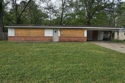 Pre-foreclosure in  Wooddell Dr Jackson, MS 39212