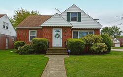 Pre-foreclosure in  Beachland Dr Euclid, OH 44123