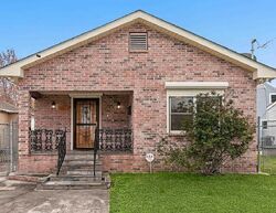 Pre-foreclosure in  Brutus St New Orleans, LA 70122