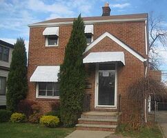 Pre-foreclosure in  NAUMANN AVE Euclid, OH 44123