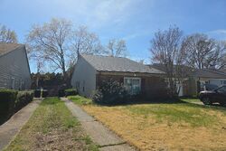 Pre-foreclosure in  Haig Cir Virginia Beach, VA 23453