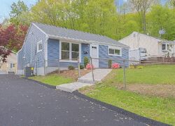 Pre-foreclosure in  Kinsman Ln Garnerville, NY 10923