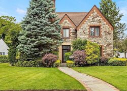 Pre-foreclosure in  Oakdale Rd Rockville Centre, NY 11570
