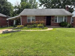 Pre-foreclosure in  Braddock Dr Saint Louis, MO 63132