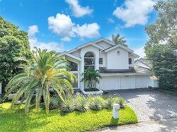 Pre-foreclosure in  Ne 19th Pl Miami, FL 33179