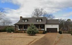Pre-foreclosure in  Willow Cove Dr Scottsboro, AL 35769