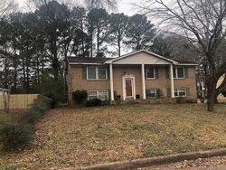 Pre-foreclosure in  Forrest Park Ct Nw Huntsville, AL 35806