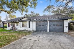Pre-foreclosure in  Tallow St Alvin, TX 77511