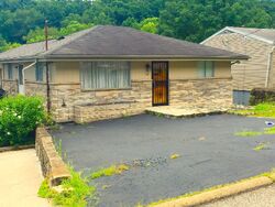 Pre-foreclosure in  Oak St Dunbar, WV 25064