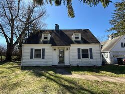 Pre-foreclosure in  Windy Hill Ln Burgettstown, PA 15021