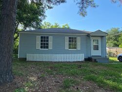 Pre-foreclosure in  Oakwood Ln Natchez, MS 39120