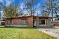 Pre-foreclosure in  S Sherwood Dr Charleston, SC 29407