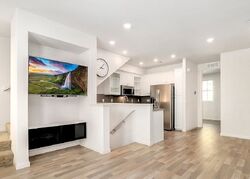 Pre-foreclosure in  W Oak Ln Van Nuys, CA 91405