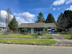Pre-foreclosure in  6th Ave NE Seattle, WA 98155