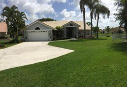 Pre-foreclosure in  Wedgewood Village Cir Lake Worth, FL 33463