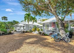 Pre-foreclosure in  Gordon Dr Naples, FL 34102