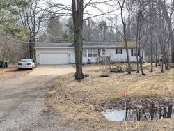 Pre-foreclosure in  AUTOMOBILE RD Muskegon, MI 49445