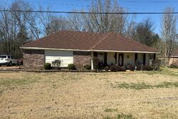 Pre-foreclosure in  Siwell Meadows Dr Byram, MS 39272