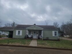 Pre-foreclosure in  Parkside Pl Farmington, MO 63640