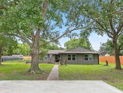 Pre-foreclosure in  7th St Bay City, TX 77414
