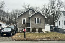Pre-foreclosure in  Clinton Rd Fairfield, NJ 07004