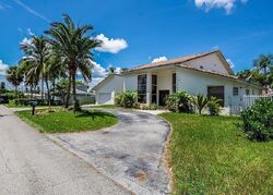  N Oakmont Dr, Hialeah FL