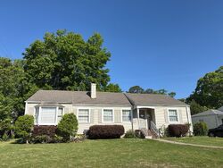 Pre-foreclosure in  Oakview Ave Gadsden, AL 35901