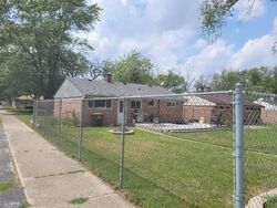 Pre-foreclosure in  Oakwood Ave Lansing, IL 60438