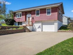 Pre-foreclosure in  Dunham Dr Sw Cedar Rapids, IA 52404