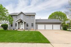  Donald Dr, Cedar Falls IA