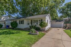 Pre-foreclosure in  Ravenwood Ter Nw Cedar Rapids, IA 52405