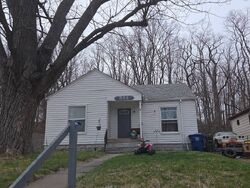 Pre-foreclosure in  Waverly Rd Davenport, IA 52804