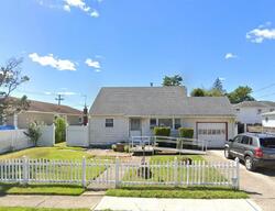 Pre-foreclosure in  1st Ave Lindenhurst, NY 11757