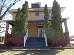Pre-foreclosure in  FISK AVE Moberly, MO 65270