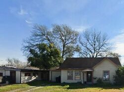Pre-foreclosure in  PARK OAKS DR Houston, TX 77017